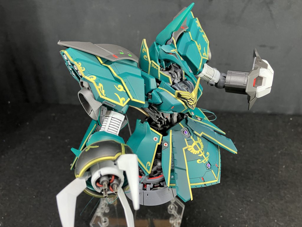 カラーリングはドズルのザクをイメージして、グリーンにエングレービングを施しました。