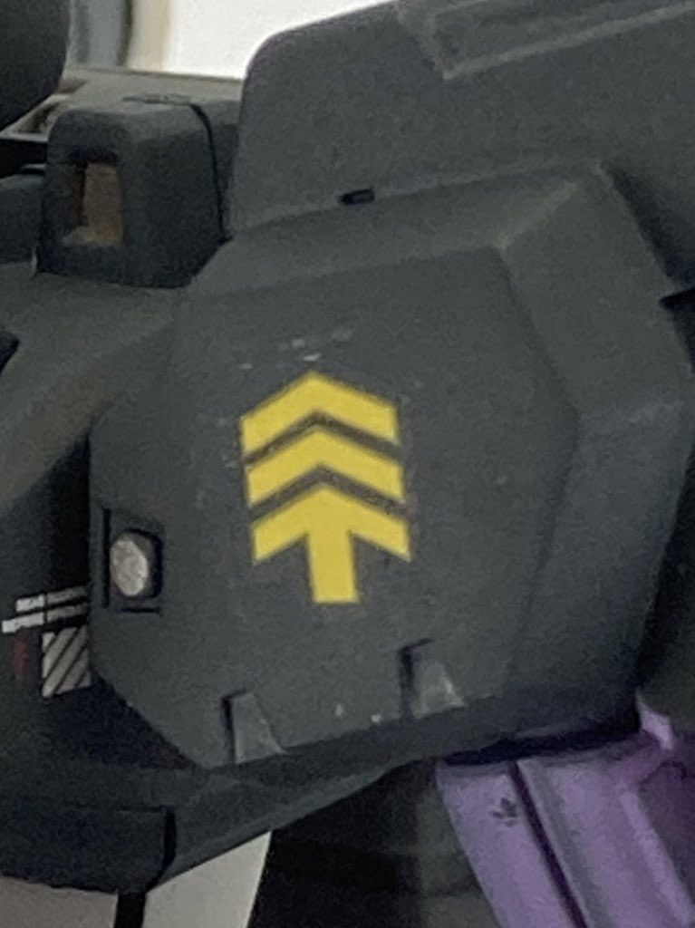 階級を表すマーキングも同様、大尉のものを貼ります。作り込まれた作品ですね、ガンダム。