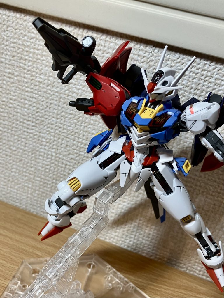 右腕部を移植盾が装備されていた箇所にビームライフルをマウント。射角は限られるものの、固定装備としても使用可能 ということで、俺ジナルなチャンポンのエアリアルでした。ここまで見ていただきありがとうございました。モチーフはバルバトスが片方の肩アーマーを未塗装の緑のグレイズの装甲付けてる状態です。御三家なら塗装まで完璧に済ませそうですけど、地球寮の財力だと「倒した奴からパーツを奪って、最悪動けばオッケー」くらいの完成度で改修してきそうだな、と思ったのがきっかけです。ではでは