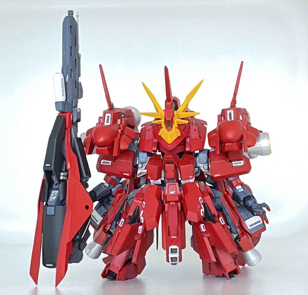 正面頭が幅広なのと肩のスラスターがあるのでかなり幅増ししてます。CSフレームで繋いでるんですが、肩の根本で切断して片側6mmくらい外に逃がしてます。胸部はゼータにプラ板とMGケンプファーのジャンクパーツでダクト周りを再現してます。  