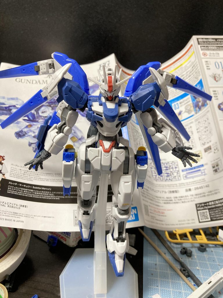 塗装前 (机汚くてすみません🙇♂️)色が散らかってたので、青をティターンズブルーで統一。一部配色を変更しています。