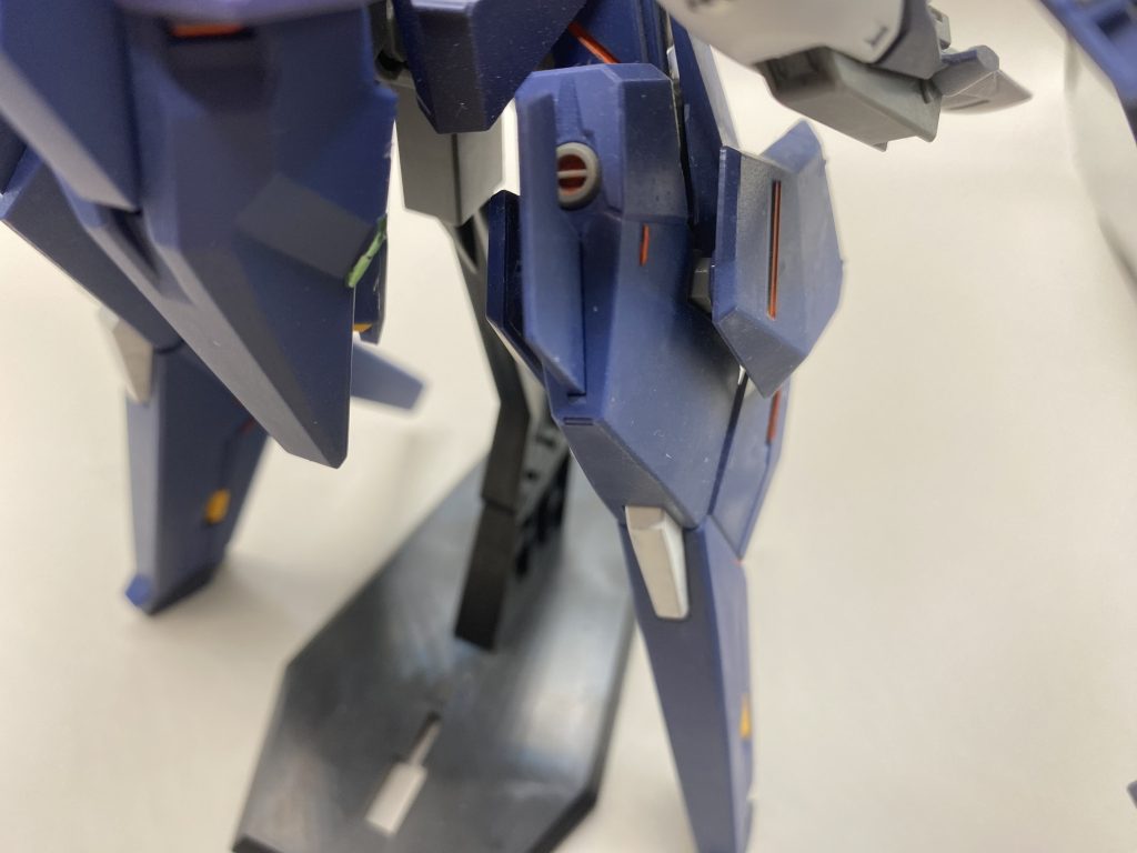 肩と腕のグレーパーツをゴールドに単調になりがちな脚部に赤のレッドラインのような差し色を乗せてワンポイントでの変化をつけました。