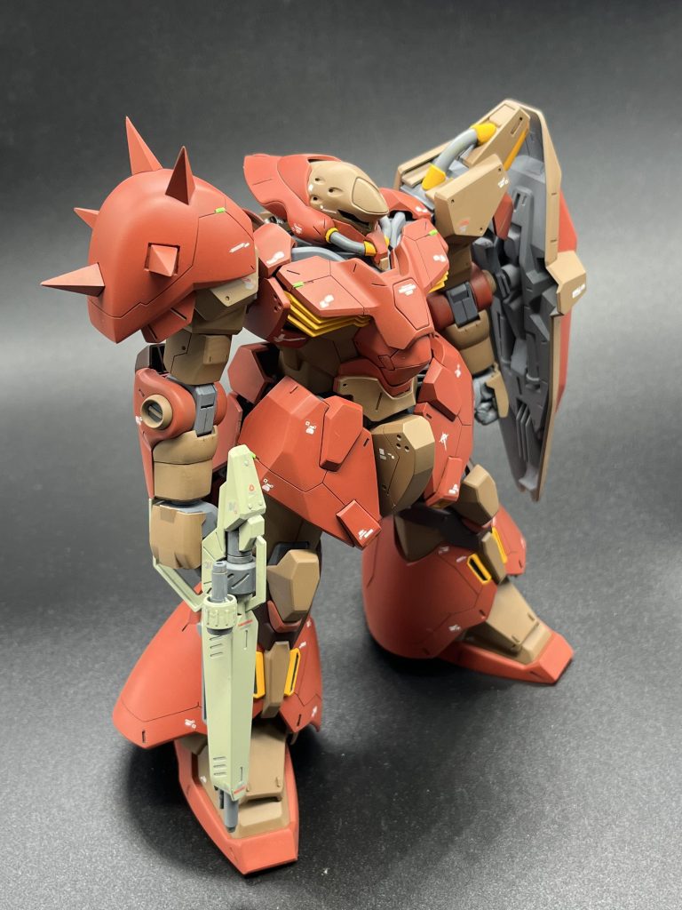 左握り手は一度指をバラバラにしてから、それっぽい感じに繋げてパテを持ってそれっぽい形状に整形。雑ですがそれっぽく。肩スパイクはとっきんとっきんに!