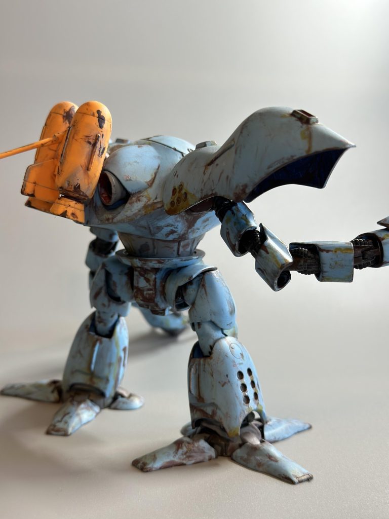 ABSパーツを囲う腕部の外装がウェザリングカラーで割れてしまって焦りましたが、ウェザリングでごまかしました。
