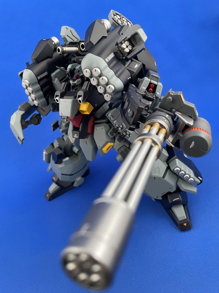 ミサイルはヘビーアームズのパーツを使用し、装弾数はズサを超える大小総計110発!中距離での飽和攻撃による面制圧を得意とします。