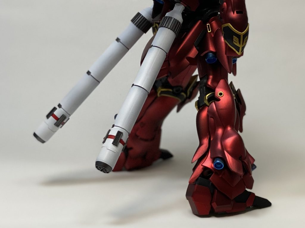 プロペラントタンクの合わせ目消しを失敗しまして…コトブキヤのMSGのものと差し替え。側面ディテールは、穴を開けてハトメを接着してます。このままじゃ周りから浮くのでハトメに合わせてイエローのパーツは全てゴールドに変更。塗装レシピプロペラントタンク(G)EXホワイト・(G)スターブライトアイアン・(C)ハーマンレッドバーニア(C)ホワイトシルバー→内(C)クリアーブルー・外(C)焼鉄色