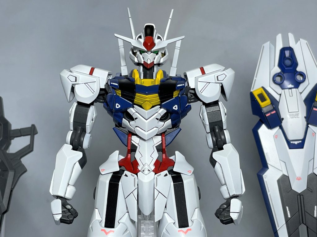 肩アーマーは接続部が隠れるようにしました。