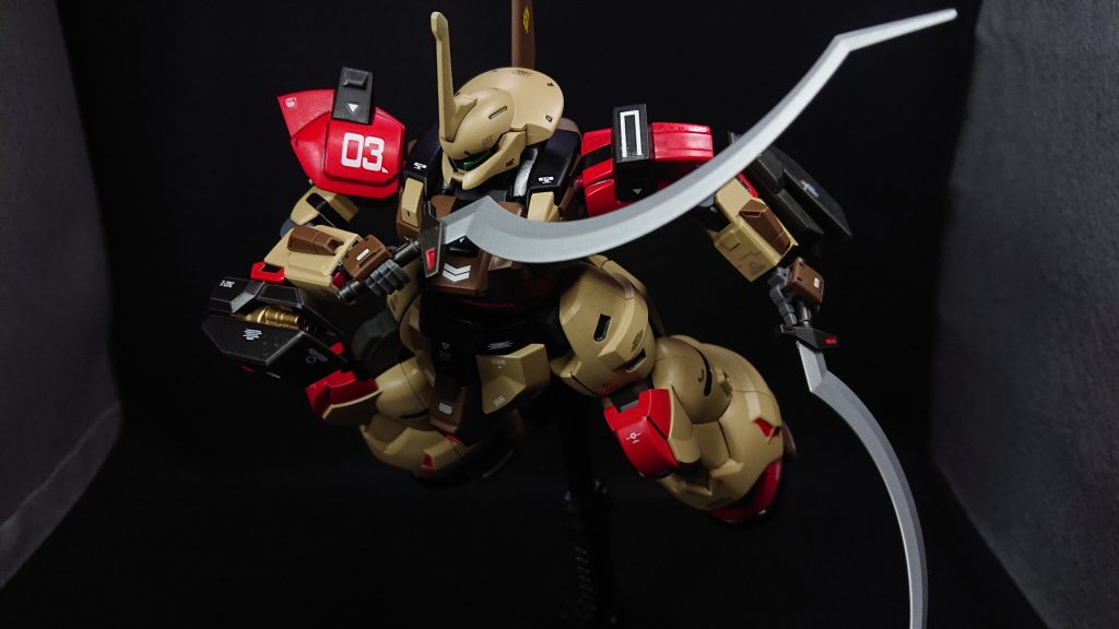 機体カラーは地上戦用と言うことでデザートカラー風にする予定だったのですが、「赤い機体VS青い機体」のイベントが始まったので、イベントに参戦するために赤と黒を足すことにしました