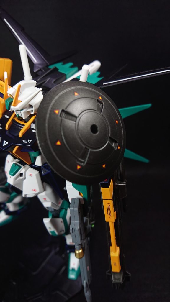 腕部に攻撃用の武装を装備したためシールドは肩に3㎜の穴をあけて接続しました