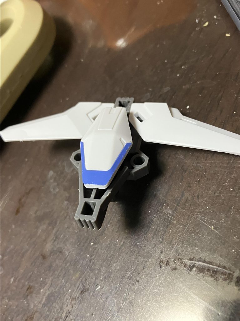 いつもは背中にくっ付いてるガンビット支援機。自律行動をとって戦闘をサポートしてくれます。コンポジットガンビットシールド用の合体パーツを何かに使えないかと思って出来た者です。……これ制作工程のところに載せてるけど大丈夫なのかなぁ……?