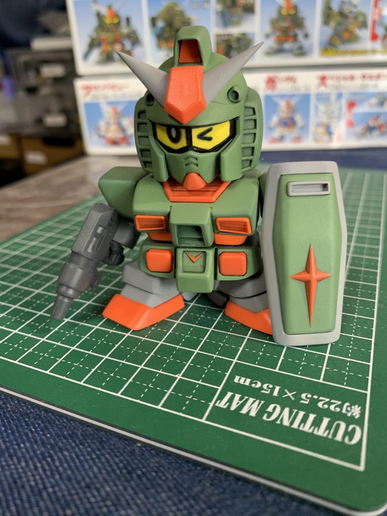 フルアーマーにライフルとシールドは邪道みありますが、ノーマル形態、フルアーマー形態共に装備できるようにしました。ライフルは短く切り詰めてピストル常に。この辺りは遊び心