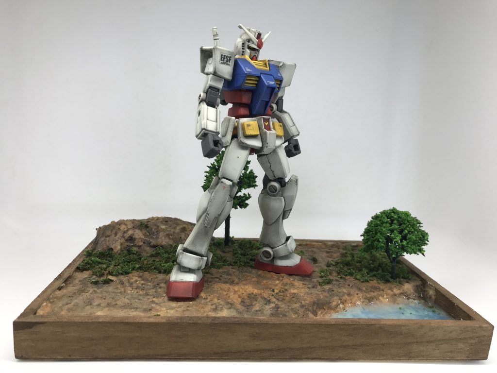 サムネのジオラマベースは…木製トレイ+発泡スチロール+テッシュ+シーナリープラスター+グリーンモス+木材料費250円水部分は木工ボンドを塗って固まったら色を付けただけです(レジンなどは使用してません)ジオラマベースを数種作製しておけば、ガンプラだけじゃなく建造物や戦車、カーモデルなどのプラモも映えますね😊
