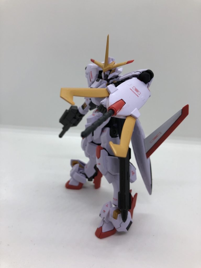 黄色のパーツは全てゴールドと黄色を混ぜて塗装しました。アンテナパーツもシールではなく塗り分けしました。