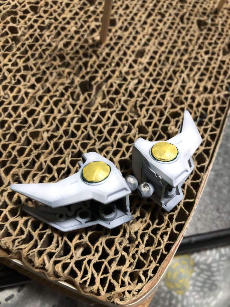 肩のよく分からないセンサーの塗り分けです。ここが1番塗り分けキツかったです。