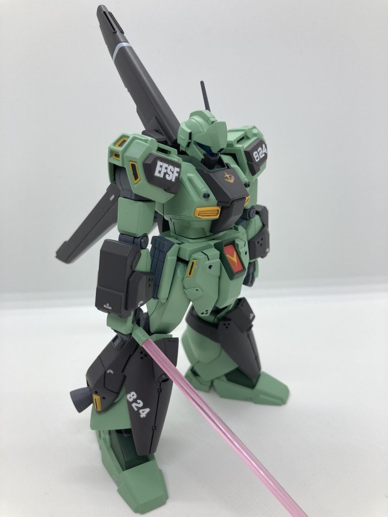 右前から。アーマーは暗い茶色系のグレーにしています。