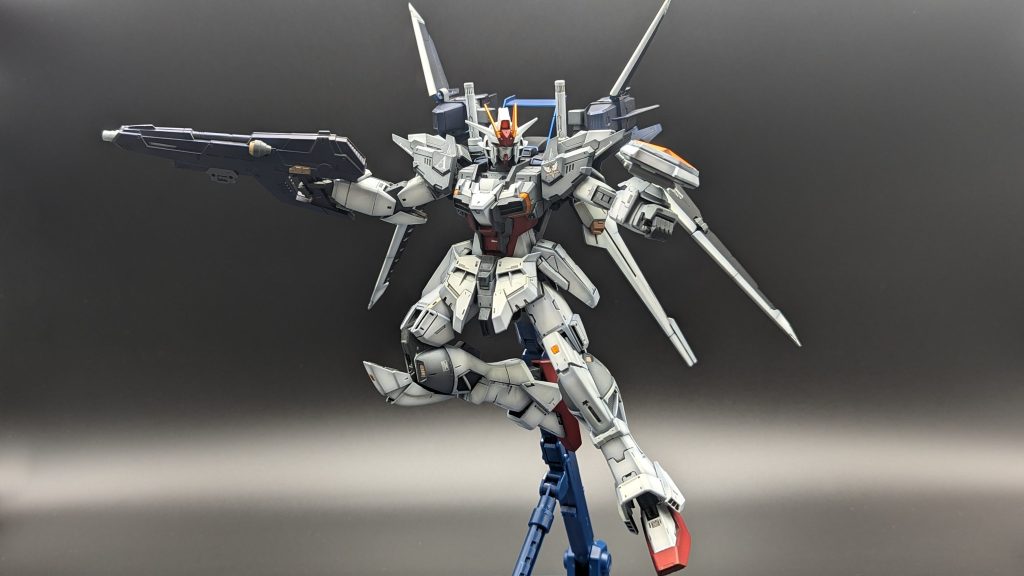 んで個人的にナニが習作要素と申しますと【グラデーション塗装】の事になります。前回作った EG ガンダムから得られた何かを適用して今回塗ってみたのですが、確かに通常？のベタ塗りに比べると圧倒的に時間が掛かりますね。といってもいわゆる「ボケ足」を作る吹き円の大きさと制御方法で施工時間が変わってくるとは思いますが、今回は細吹きで塗ったのでエラい時間がかかりました。とはいえ平面の多いガンダム的な機体には今までのベタ塗りだと【何かが足らない】のは判ってたのでグラデーション塗装に挑戦してみたのですが、お陰で更に情報量が増えた感じはします。