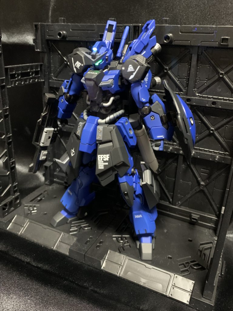 2023.4.7.更新友人から話題の100均連結ディスプレイベースを頂いたので、写真撮ってみました。1つじゃ幅が足りなかったので2つ連結で使用してみました。これ100円凄いっスねー。ついでに、シールドの接続方法も変えてみたので、今は常時 装備させてます。