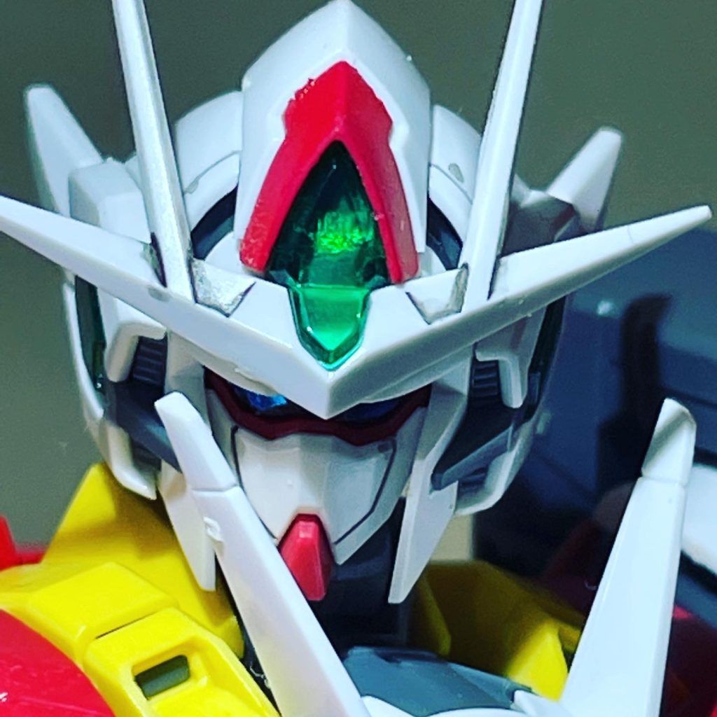 頭部とシールドにはラピーテープで光の反射による発光を再現