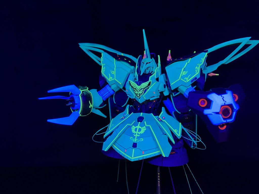 全体的に蛍光塗料を使用し、特に本体はサイコフレームをイメージした蛍光ブルーグリーンで塗装してます。フルサイコフレームという脅威のMSを目指した設定です。