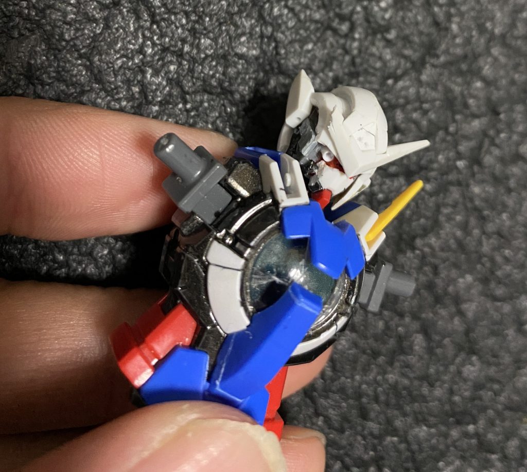 カメラアイは、頭部右側をニッパーなどでくり抜き、プラパンとプラ棒でスクラッチしています。