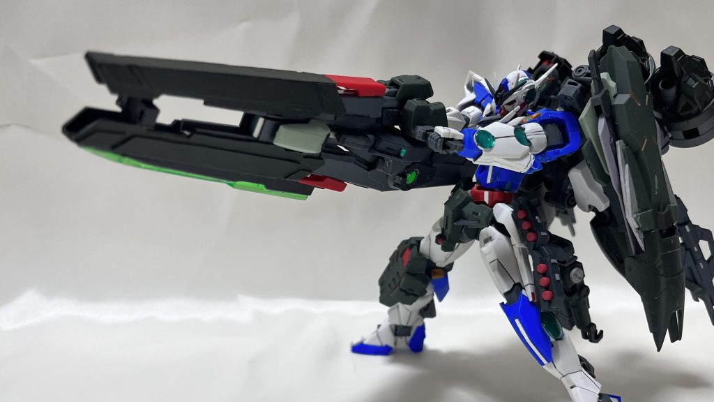 主兵装のGNコンポジットバズーカ、通称「ヘカテー」バズーカ本体にコンデンサーを搭載することで効率よく大火力を打ち出すことが可能。発射時のセリフは「唸れ!ヘカテー!」AGEFXのダイダルバズーカをベースに、持ち方を上下逆にし、バレルを延長。