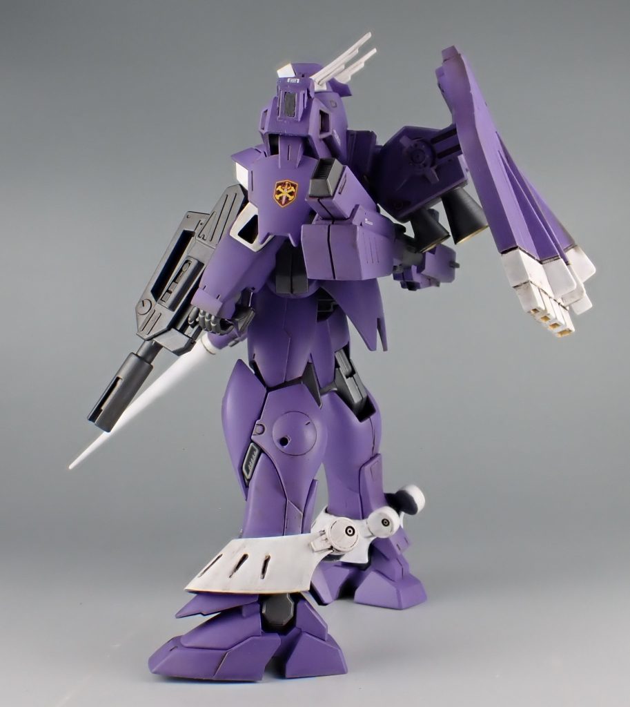 肩のパーツの擦り合わせが予想以上に難しかったです。今後、旧キットとのミキシングをするときは、表面処理にも力を入れます。