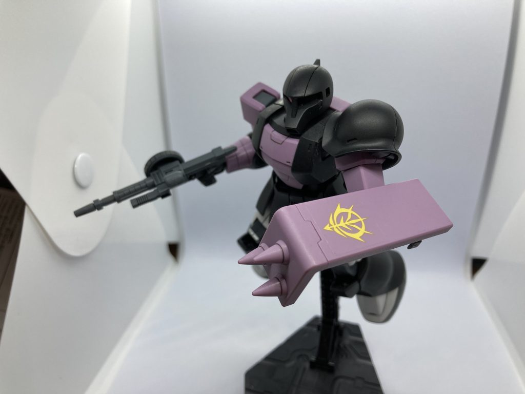 ザクマシンガンとスパイクシールドで一枚。