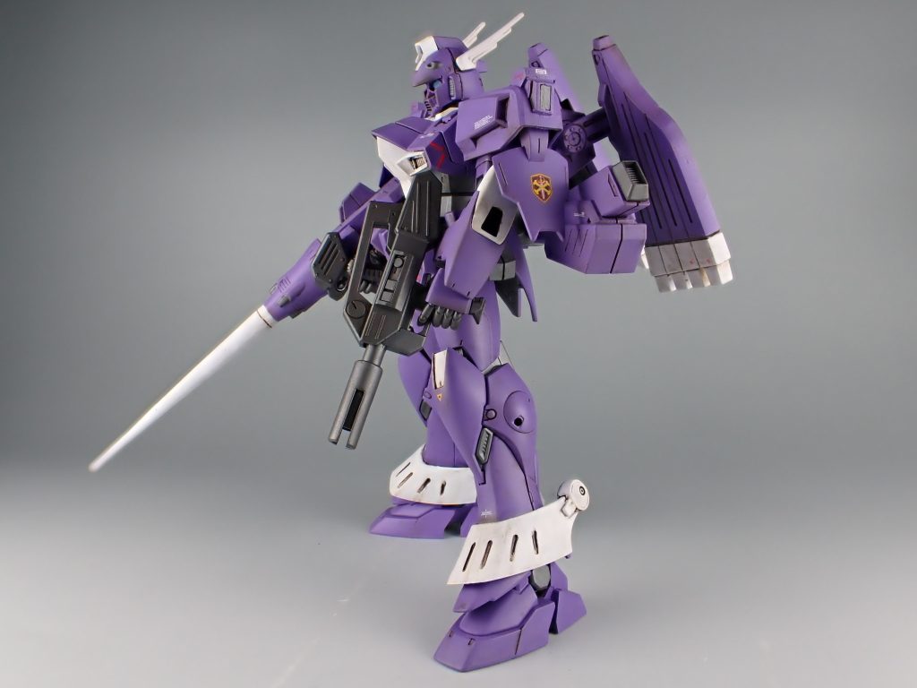 F90Hタイプのライフルを装備しています。指はコトブキヤ丸指ハンドです。基部のボール部分はガンイージから持ってきています。