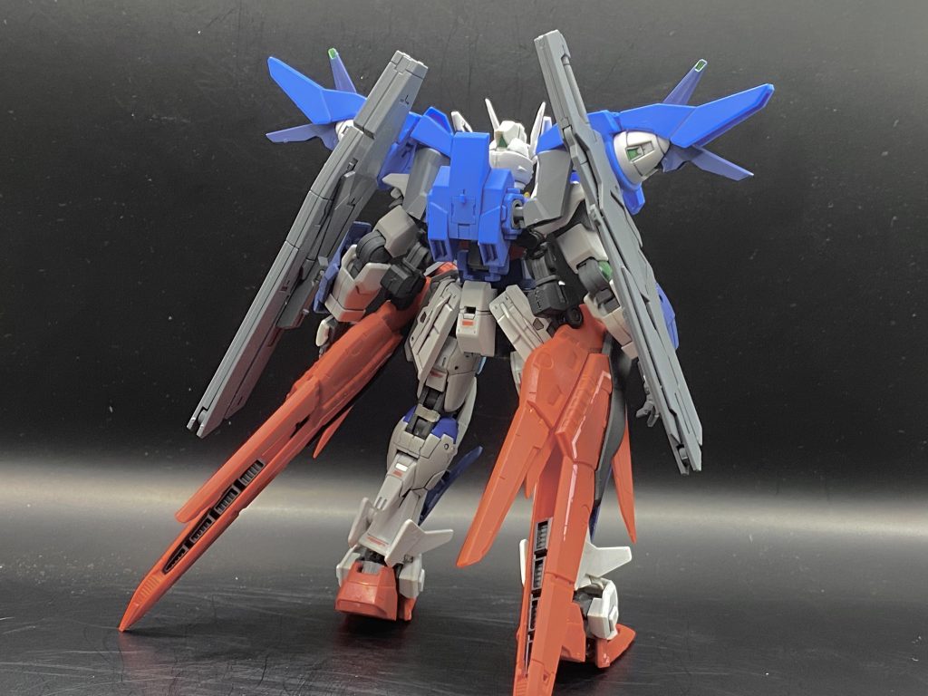 全身を前後から上半身のメインをダブルオースカイに下半身のメインをデスティニーにしつつ腰部にデスティニースカイを参考にデスティニーの翼をつけましたボリューミーな仕上がりです！顔はRGデスティニーにダブルオースカイのアンテナを装備して、脚部はRGデスティニーにダブルオースカイのパーツを組み込みました。腰はRGインパルスをという感じでHGBDとRGのミキシングです。