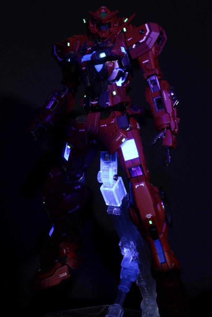 LEDはあえて使わず蛍光塗料で光る仕様に