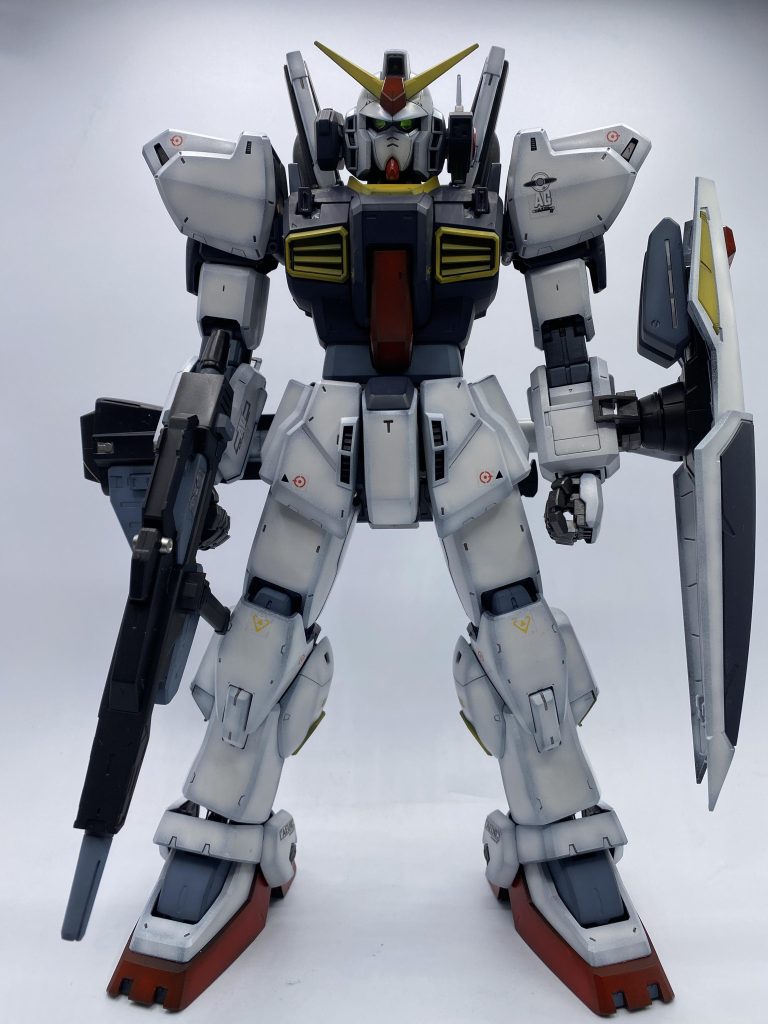 ボックスが明るいので目の発光が負けますね。実物はそれなりに光ってはいます。