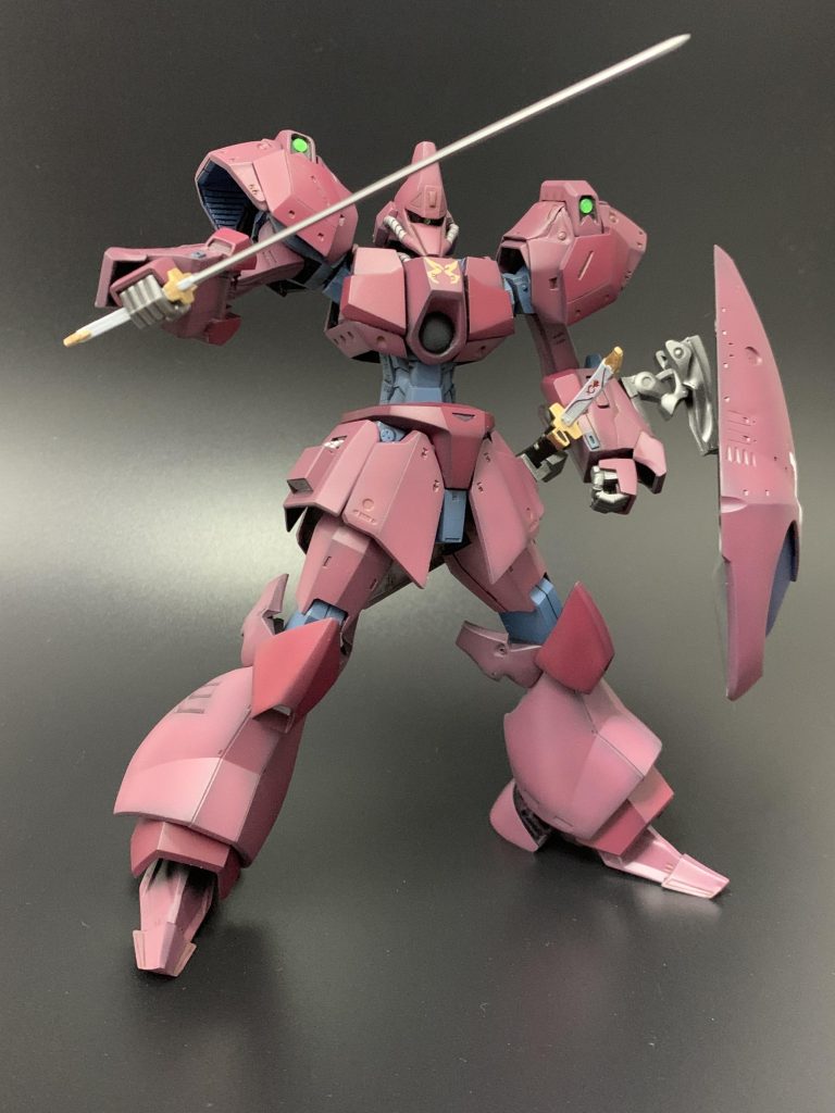 オリジナル要素でレッドミラージュの刀2本とも腰に帯刀してみました。モビルスーツに日本刀も最近では珍しくないでしょう。