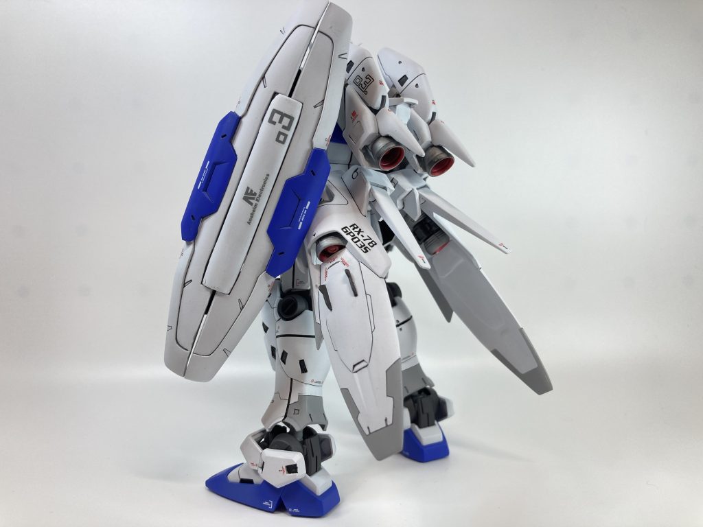 テール・バインダーの裏面がなんのディテールも無く寂しかったのですが、仕事の忙しさで何か加工する元気もなく申し訳程度に色分けをしておきました(笑)