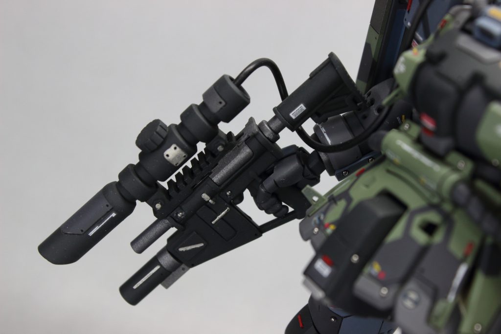 武装その1、スポッタースコープです。最初は最新式のスポッタースコープを作ろうと思ったのですが、なんか形がガンダムっぽくなくてかっこよくなかったので、結局設定資料と同じスコープの形にしました。台座となっている銃のところはザクマシンガンがベースなんですが、ガンべ限定のやつでM4っぽいイメージになるようにしました。このガンベ限定のやつ、パーツ分割が優秀すぎますね。
