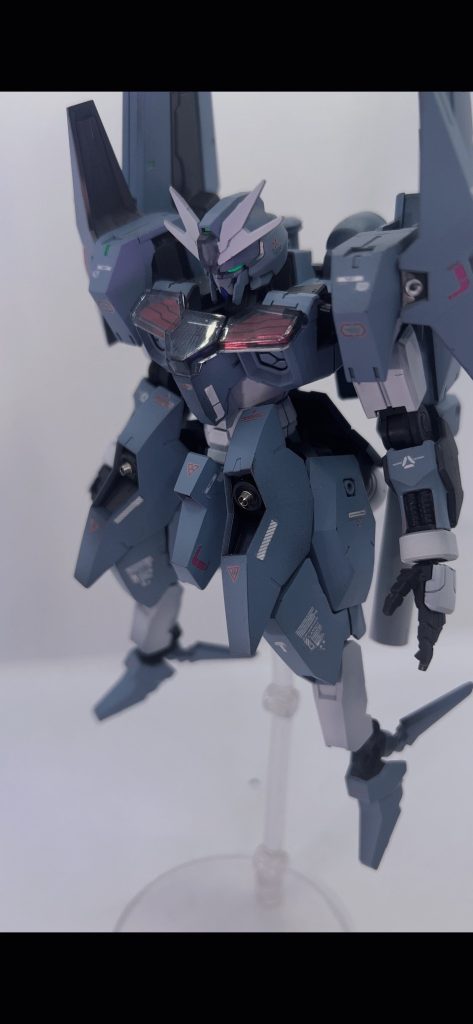 ルブリスソーンと言えば、長い腕と鳥足の異形の形態が見所ですが、割とバランスが気に食わなくて、脚を腕に換えて脚を別パーツや長い腕に切り替えてる方が多かったので、自分は脚はそのまま、腕を今回は端白星の腕をミキシングして、低身長のずんぐりむっくりした体型を維持した状態でバランス良く形にしてみました。