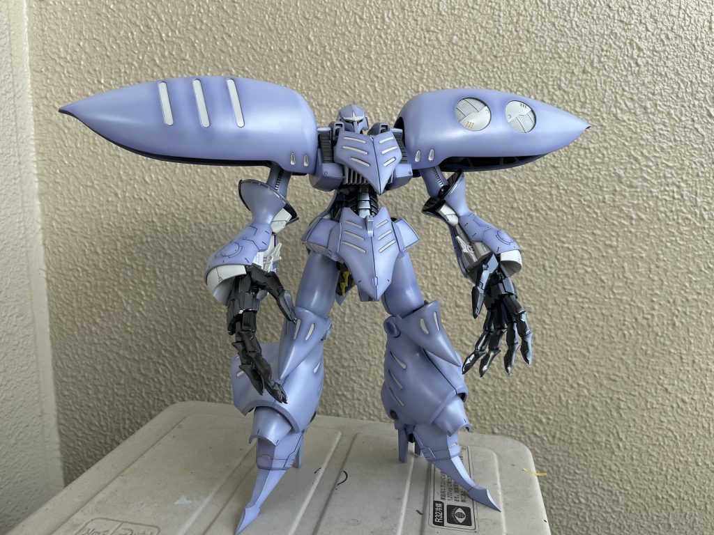 正面から見ると普通のキュベレイより縦に長く騎士っぽさが増してるように感じます。腕がゴツいのも特徴的でいいですね。