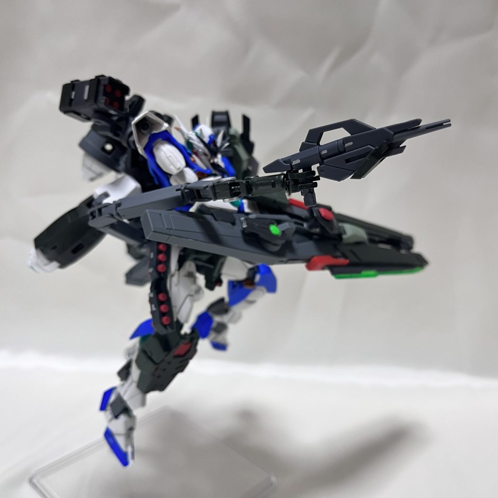 サブアーム腰裏に2本装備。普段は折りたたみリアアーマーとして機能する。ビルドファイターズのパワードアームズのジョイントです。