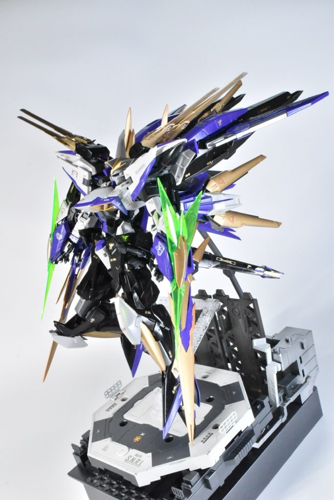 ストライカー装備状態ブルフレームDのヴィーヴィルストライカーをベースに、MGプロビデンス、HGハルート、HGアメイジングストライクフリーダムのパーツをミキシングし、ボリューム感を持たせております。