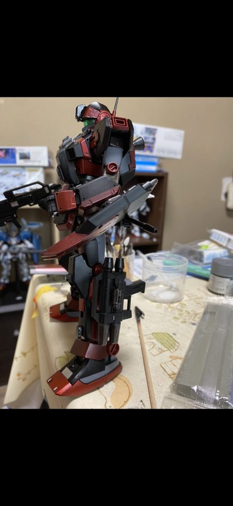 脚部に、近接戦用2連ビームガン装備。