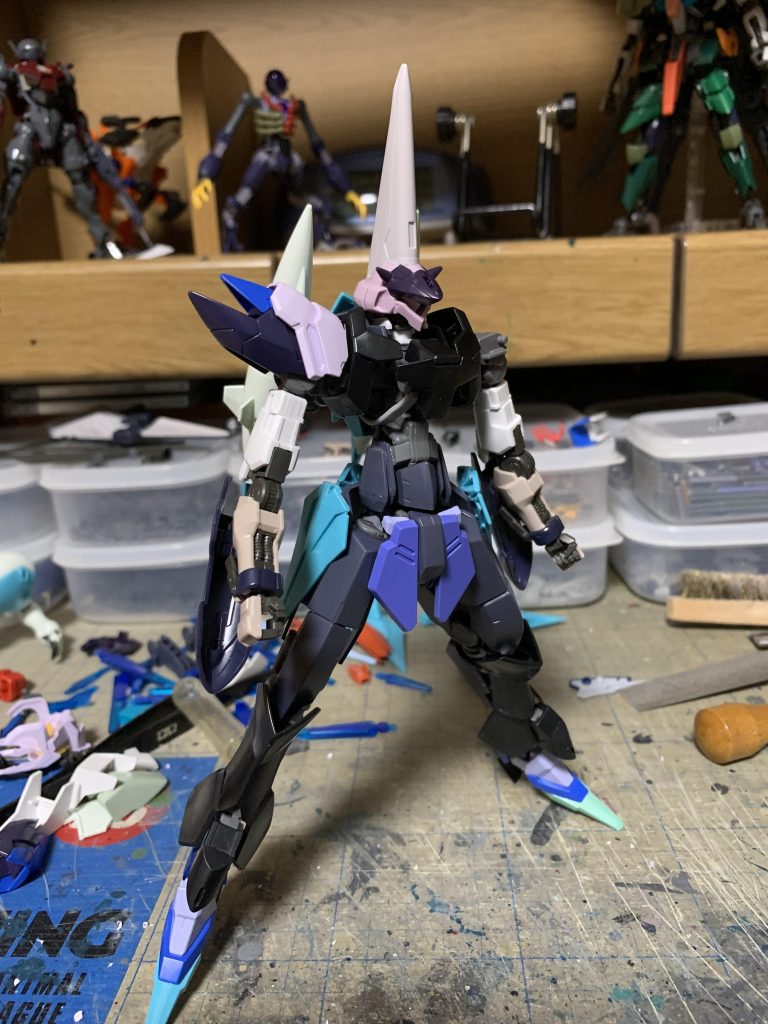 頭部はガラッゾベースでフェイクニューウェポンを使って特徴的なトンガリをでっち上げ。腕は上腕はそのままで下腕をグレモリーに変更。肩アーマーもアルスアースリーと端白星のものを加工して組み合わせ。