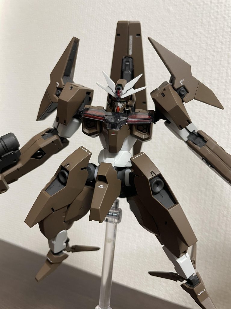 腰と足の接続軸が長めだったので8ミリのプラパイプを2ミリ程で輪切りにして内径を削って加工して幅増しの改修をしました。ゆるさもなくキットは無加工でいけました、また差し色にちょうどいいので白いまま今回は接続しました。