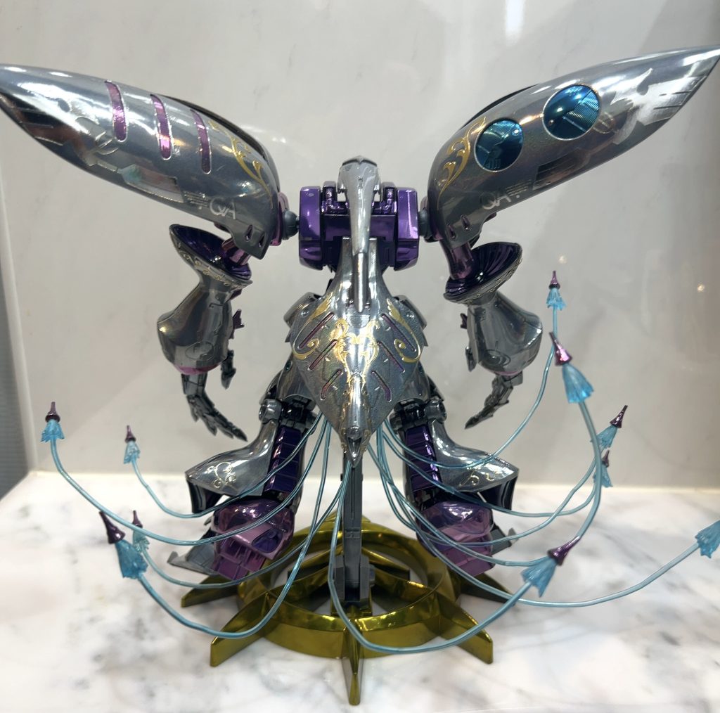 各所のゴールドアクセントはエレガントカットシールを使用。