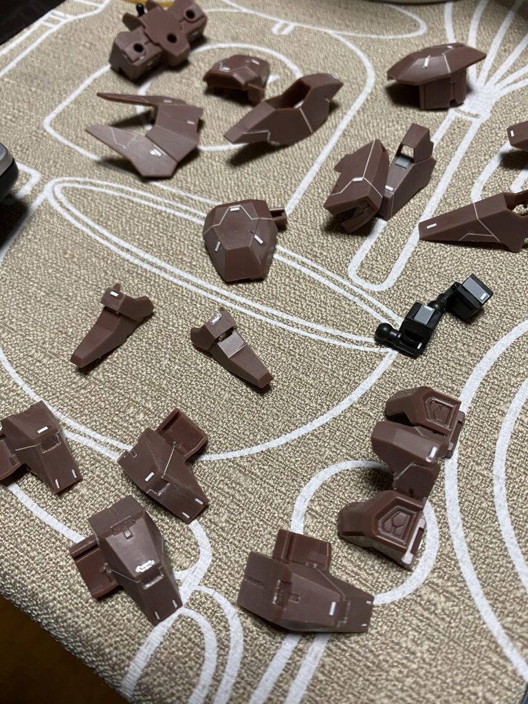 好きなように筋彫りを追加したりプラ板を貼ったり。大変ですが楽しいですね！