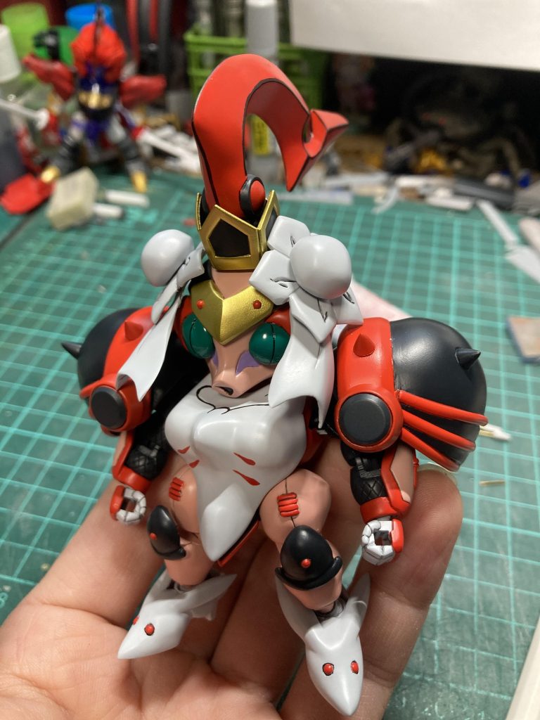 塗装後組み立て、パテの塊ですのでズッシリといい重量感があります。服の模様は筆で一発勝負。