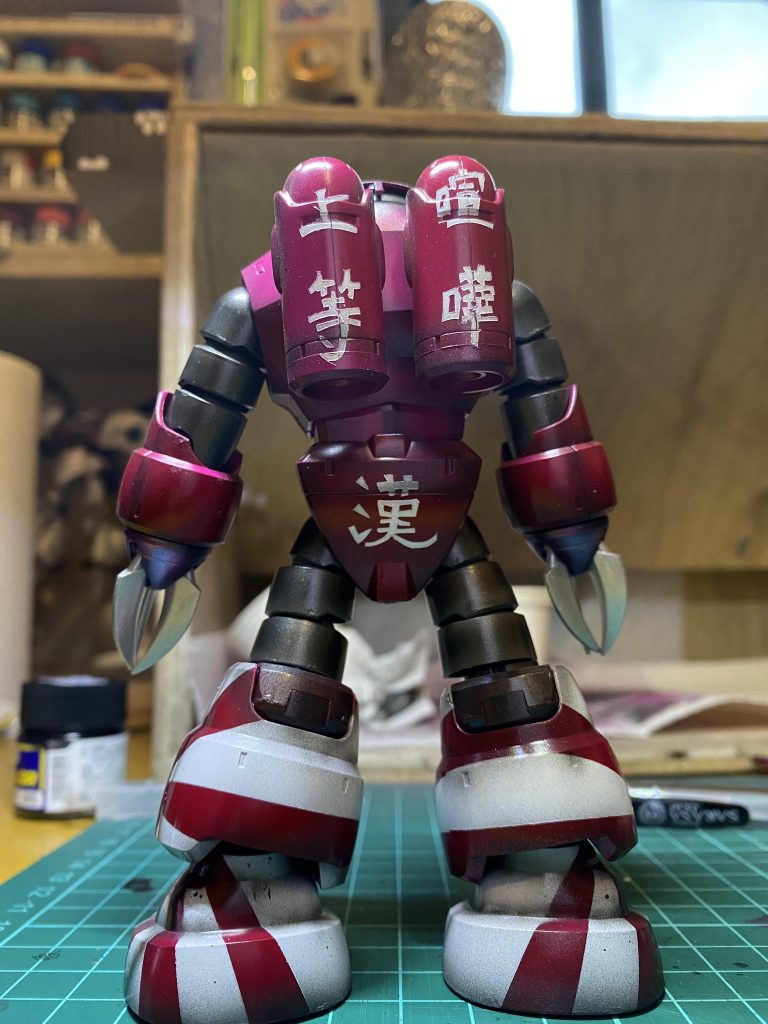 こんな恥ずかしい格好じゃガンダムなんて倒せない!と、やっと自分の痛さを自覚したズゴッグさん。爆裂博士にお願いして見事に更生!