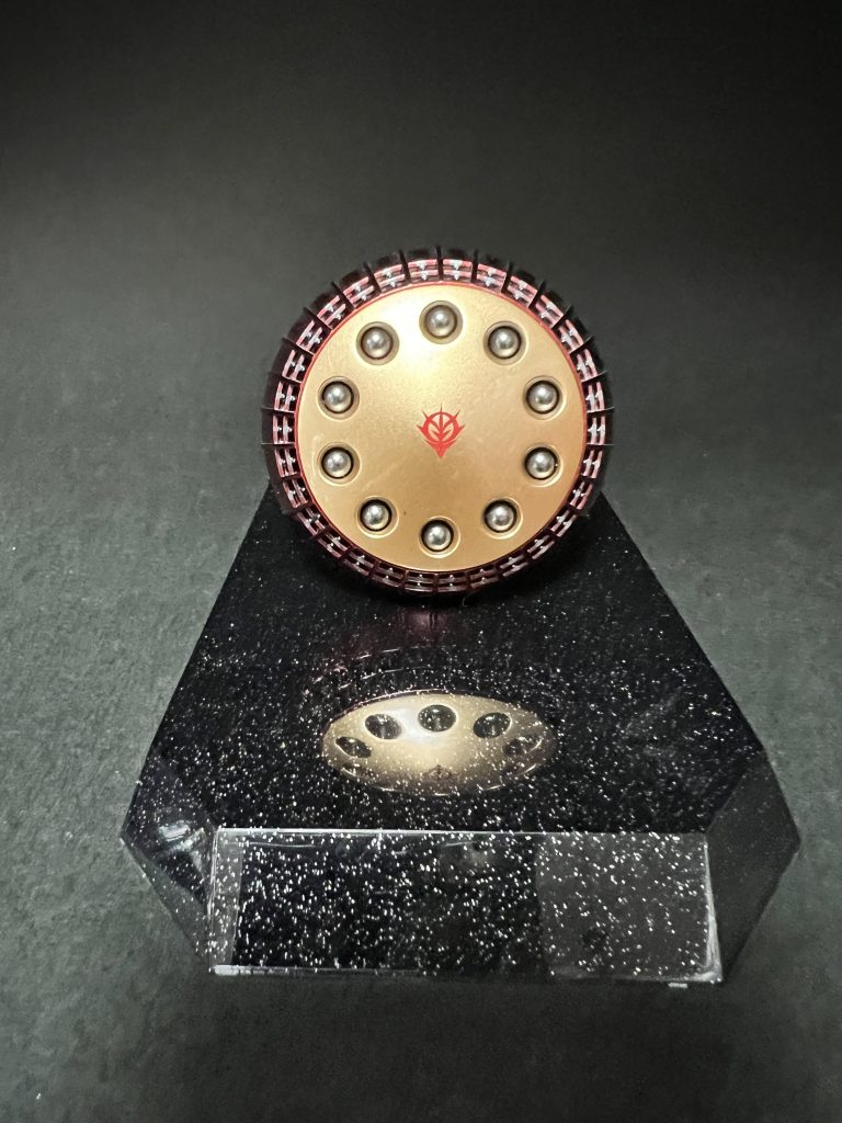 ゴールドは全体的に塗装失敗でしたが、クリアで誤魔化しております。盾周辺のミサイルは一つ一つマスキングゾルしましたが失敗