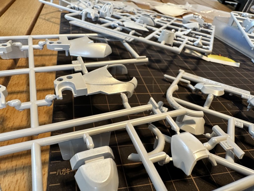 塗装はほとんどのパーツがアンダーゲートもしくは目立たないゲート跡のためランナー塗装のみで行いました。