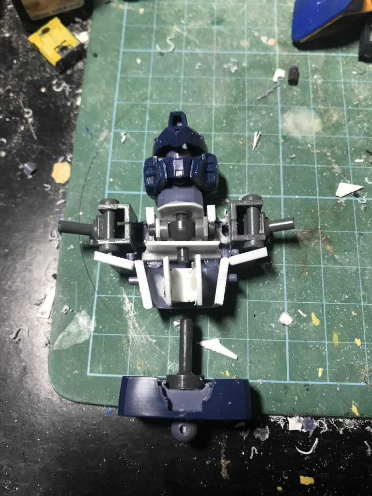 肩関節はロールスイングジョイントだし、けっこう頑張って作ったんですが…出来上がってみると、あんまし動かないと言う謎(笑)