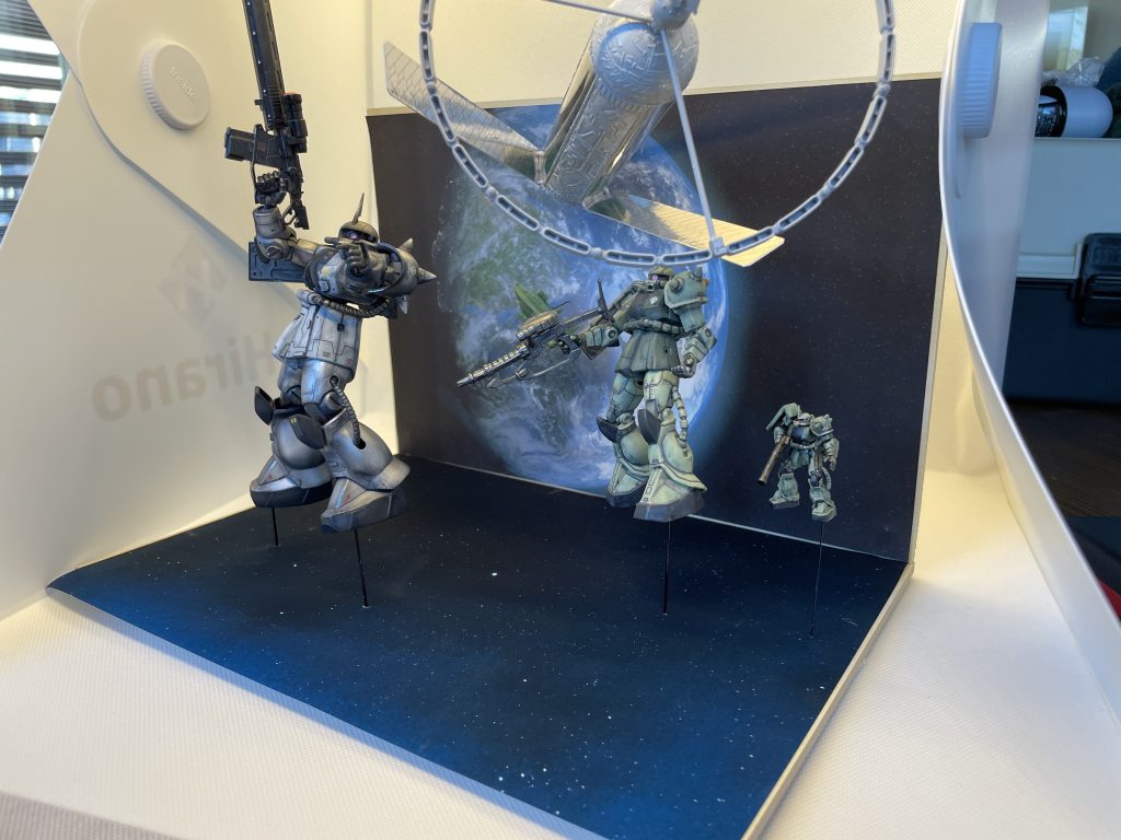 横からだとこんな感じです。背景はプリントを貼っただけです。