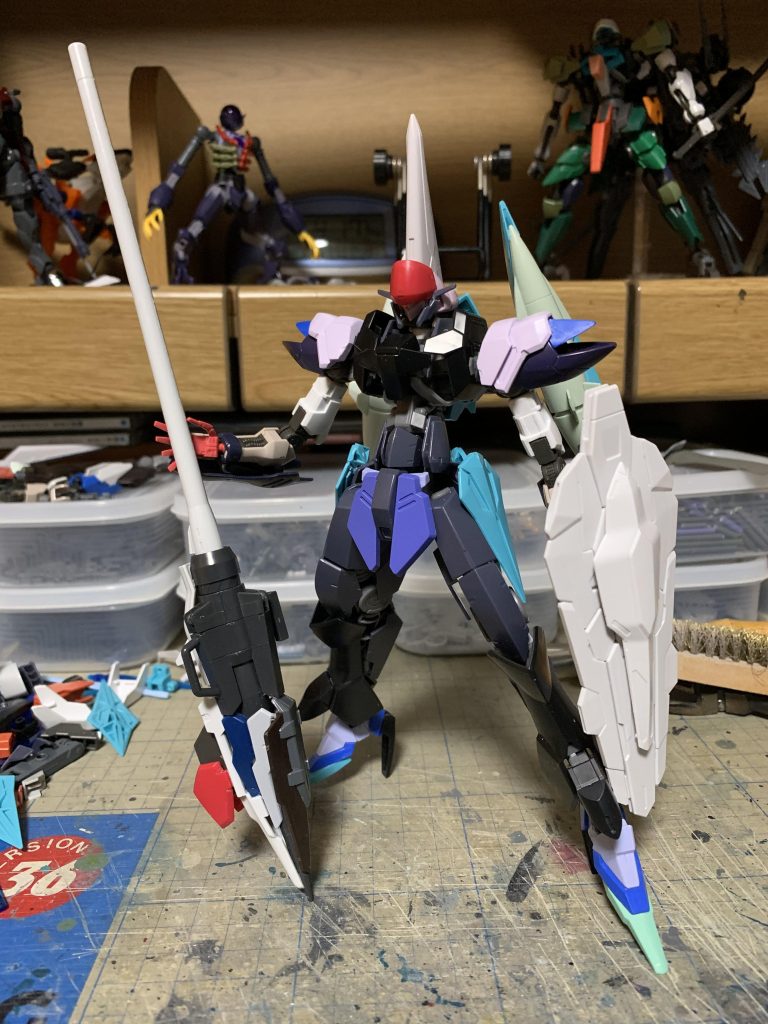 バスターランチャーはガデッサのランチャーをベースに1/550デンドロのビーム砲砲身、その他色々なパーツを盛り付け。シールドはルブリスにアルケーのシールド表面を貼り付けて変化をつける。